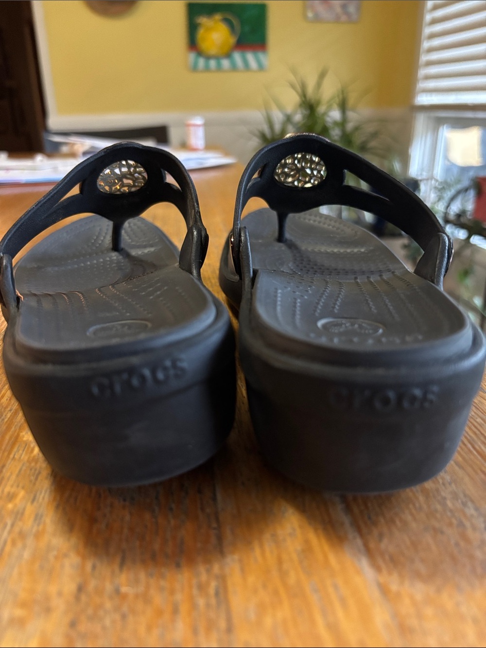 CROCS Sanrah Embellished Hammered Circle Wedge Flip Flop Sandals Black Gold 8 - Picture 11 of 13